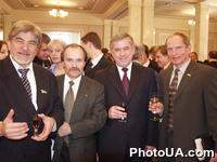 Премьер-министр Украины А.Кинах, глава Всеукраинского общества "Просвещение" П.Мовчан, заместитель Председателя УНР И.Заец, народный депутат Украины Я.Кендзер на фуршете, посвященном завершению работы Верховного Совета Украины 3-го созыва