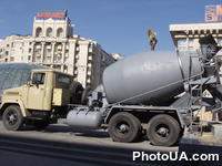 Грузовой автомобиль, оборудованный бетономешалкой