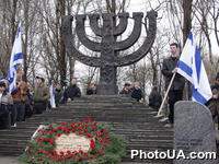 День памяти жертв Холокоста. В Киеве в Бабьем Яре у памятника "Менора" прошел митинг памяти и солидарности с народом Израиля. Организаторы-Еврейская конфедерация Украины и Киевская городская еврейская община.
