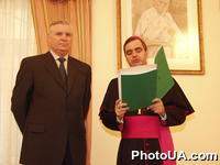 Церемония вручения наград от Папы Римского Иоанна Павла II представителям украинского правительства за подготовку визита понтифика в Украину. Министр иностранных дел А.Зленко награждается орденом Святого Григория Великого и большой серебряной медалью