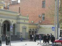 Киеве банда скинхедов напала на синагогу, расположенную на улице Шота Руставели
Здание синагоги после нападения