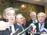В Киеве с визитом находится президент Торгово-промышленной палаты РФ Е.Примаков. По окончании церемонии подписания соглашения о сотрудничестве торгово-промышленных палат Украины и России Е.Примаков и В.Черномырдин ответили на вопросы журналистов