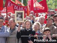 Первомайская демонстрация на улицах Киева. Демонстранты несут портреты И. Сталина