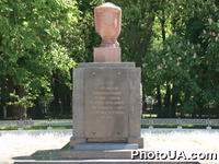 Памятник героям Великой Октябрьской Социалистической Революции - рабочим и солдатам, которые пали смертью храбрых в боях за власть Советов в г. Киеве 11-13 ноября (29-31 октября) 1917 года