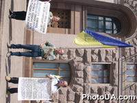 Пикетирование здания Киевской городской администрации с требованием отменить запрет на распространение украинских книг, украинской символики на Майдане Независимости в Киеве