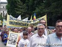 Представители правоцентристских партий и общественных организацй прошли по Крещатику, протестуя против режима Кучмы