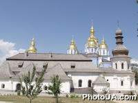 Территория Михайловского Златоверхого собора в Киеве