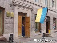 На здании Министерства топлива и энергетики Украины приспущены флаги с траурной лентой в знак скорби к аварии, произошедшей нашахте "Юбилейная" у Первомайске Днепропетровской обл.