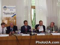 Пресс-конференция, посвященная передаче Национальным фондом "Украина-детям" первой партии инвалидных колясок для детей-инвалидов. На фото: В.Семиноженко, В.Москаленко, И.Сахань