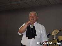Пресс-конференция главы концерна "Михаил Воронин" Михаила Воронина, посвященная созданию самого большого в мире смокинга от Михаила Воронина. Во время пресс-конференции кутюрье продемонстрировал наименьший среди созданных ним костюмов