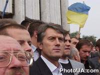 Лидер "Нашей Украины" Виктор Ющенко среди участников митинга "Восстань, Украина!" на Европейской площади в Киеве