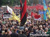 Участники митинга "Восстань, Украина!" на Европейской площади в Киеве, организованного украинскими оппозиционными силами