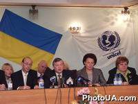 22-23 сентября 2002 г. в Украине находится Почетный Посол Детского фонда ООН (ЮНИСЕФ), многократный чемпион мира по шахматам Анатолий Карпов. На фото: встреча А.Карпова с Председателем Госкомитета Украины по вопросам семьи и молодежи В.Довженко