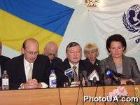 22-23 сентября 2002 г. в Украине находится Почетный Посол Детского фонда ООН (ЮНИСЕФ), многократный чемпион мира по шахматам Анатолий Карпов. На фото: встреча А.Карпова с Председателем Госкомитета Украины по вопросам семьи и молодежи В.Довженко