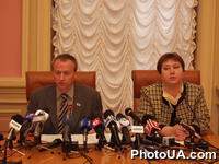 Пресс-конференция заместителя Председателя Верховной Рады Украины Александра Зинченко. На фото: заместитель Председателя Верховной Рады Украины Александр Зинченко, руководитель пресс-службы Верховной Рады Украины Виктория Шведова