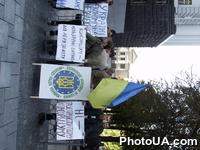 Активисты объединения "Молодежь - надежда Украины" и Молодежной партии пикетируют здание Кабинета министров Украины, требуя отказаться от подписания соглашения с Россией о создании газотранспортного консорциума
