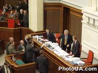 Сессионный зал Верховной Рады Украины. Руководство Верховной Рады Украины беседует с народным депутатом Украины, лидером "Нашей Украины" Виктором Ющенко