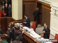 Сессионный зал Верховной Рады Украины. председатель Верховной Рады Украины покидает зал заседаний в знак протеста против блокирования работы парламента представителями оппозиционных фракций