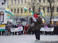 Представители Украинской национальной консервативной партии проводят акцию протеста, требуя добровольной отставки президента Украины Л.Кучмы, Киев