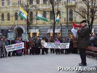 Представители Украинской национальной консервативной партии проводят акцию протеста, требуя добровольной отставки президента Украины Л.Кучмы, Киев