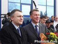 В пресс-центре футбольного клуба "Динамо" состоялось чествование выдающего футболиста Олега Блохина по случаю его 50-летнего юбилея. На фото: Олег Блохин и президент киевского футбольного клуба "Динамо" Игорь Суркис