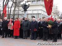 59-тая годовщина освобождения Киева от немецко-фашистских захватчиков в ВОВ. Посол России в Украине В.Черномырдин, сотрудники посольства, лидеры СПУ и КПУ - А.Мороз и П.Симоненко возлагают цветы к памятнику генералу Н.Ватутину в Киеве