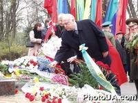 59-тая годовщина освобождения Киева от немецко-фашистских захватчиков у ВОВ. Посол России в Украине В.Черномырдин, сотрудники посольства, лидеры СПУ и КПУ - А.Мороз и П.Симоненко возлагают цветы к памятнику генералу Н.Ватутину в Киеве