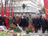 59-тая годовщина освобождения Киева от немецко-фашистских захватчиков в ВОВ. Посол России в Украине В.Черномырдин, сотрудники посольства, лидеры СПУ и КПУ - А.Мороз и П.Симоненко возлагают цветы к памятнику генералу Н.Ватутину в Киеве