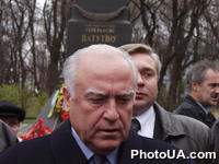 59-тая годовщина освобождения Киева от немецко-фашистских захватчиков в ВОВ. Посол России в Украине В.Черномырдин, сотрудники посольства возлагают цветы к памятнику генералу Н.Ватутину в Киеве