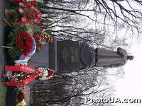59-тая годовщина освобождения Киева от немецко-фашистских захватчиков в ВОВ. Цветы у подножия памятника генералу Н.Ватутину в Киеве