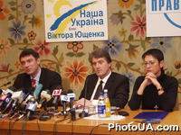 Церемония подписания манифеста о сотрудничестве между Блоком политических партий "Наша Украина" и партией "Союз правых сил" (Россия). В подписании с российской стороны участвуют Б.Немцов и И.Хакамада, с украинской - лидер "Нашей Украины" В.Ющенко