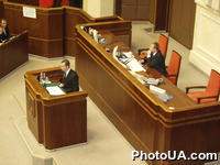 В украинском парламенте прошли слушания на тему: "Общество, средства массовой информации, власть: свобода слова и цензура в Украине". На фото: выступление Председателяя комитета ВР Украины по вопросам свободы слова и информации Николая Томенко