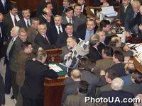 В Верховной Раде Украины день голосования (вопрос об увольнении Владимира Стельмаха с должности председателя НБУ). Депутаты блокируют работу парламента. На фото: народный депутат Украины Ю.Кармазин держит в руках разорванные плакаты