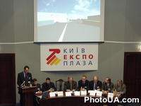 Пресс-конференция, посвященная открытию самого большого в Украине выставочного центра "КиевЭкспоПлаза". Центр откроется в Киеве в феврале 2003 года. На фото: выступление генерального директора выставочного центра "КиевЭкспоПлаза" Игоря Колгатина
