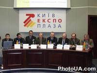 Пресс-конференция, посвященная открытию самого большого в Украине выставочного центра "КиевЭкспоПлаза". Центр откроется в Киеве в феврале 2003 года.