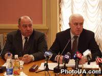 Круглый стол по обуждению проекта Государственной программы реформирования и развития жилищно-коммунального хозяйства Украины. На фото: глава Комитета ВР по вопросам строительства, транспорта, жилищно-коммунального хозяйства и связи В.Пустовойтенко
