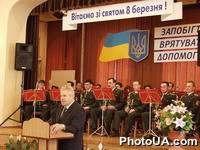 Торжества, посвященные Международному женскому дню 8 Марта в Министерстве Украины по вопросам чрезвычайных ситуаций. На фото: министр Украины по вопросам чрезвычайных ситуаций Григорий Рева поздравляет представительниц прекрасного пола с праздником