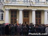 Более 300 чернобыльцев пикетировали Министерство Украины по вопросам  чрезвычайных ситуаций и по делам защиты населения от последствий Чернобыльской катастрофы с требованием отставки министра Григория Ревы