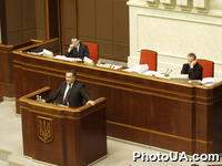 Украинский парламент начал рассмотрение вопроса о направлении химбатальона в Кувейт. На фото: выступление Секретаря СНБОУ Евгения Марчука в Верховной Раде Украины