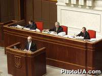 Украинский парламент начал рассмотрение вопроса о направлении химбатальона в Кувейт. На фото: выступление народного депутата Украины Георгия Крючкова