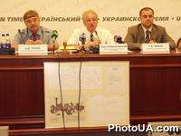 На Всенародном конкурсе "Бренд года" 2003 генеральный директор ЗАО "Оболонь" А.Пучок, президент всенародного конкурса "Бренд года" В.Спиваковский, генеральный директор ООО "ИВИК" Г.Нимич