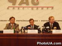 На пресс-конференции "Планы развития ТНК и Бритиш Петролиум в Украине" Вице-президент группы компаний ВР Р.Дадли, Исполнительный директор ТНК Г.Хан, Президент ООО "Торговый дом ТНК-Украина" А.Городецкий