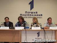 На пресс-конференции посвященной презентации нового проекта театральной компании "Бенюк и Хостикоев" - комедии "Сеньор с высшего общества" А.Хостикоев, Б.Бенюк, А.Разумный, И.Опилат. Студия Национальной телевизионной компании Украины