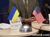 Государственный флаг Украины и государственный флаг Соединенных Штатов Америки (США)