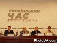 На пресс-конференции посвященной матчу за звание чемпиона мира по шахматам между россиянином Г.Каспаровым и украинцем Р.Пономаревым адвокат Пономарева Г.Гинзбург, тренер Д.Комаров, менеджер С.Данаилов, пресс-секретарь матча С.Щербачев