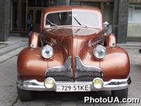 Автомобиль английской марки "Бьюик" 1939-го года выпуска возле УНИАН. Киев