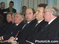 Премьер-министр Украины Виктор Янукович, вице-премьеры Украины Николай Азаров и Виталий Гайдук, Глава Госимущества Украины М.Чечетов. Архив "ФотоUA"