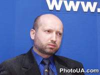 Пресс-конференция фракций "Наша Украина", БЮТ и СПУ о предстоящей акции протеста под лозунгами "Нет повышению цен!", "Нет снижению зарплаты!", "Януковича, Азарова в отставку!". На фото: народный депутат Украины Александр Турчинов (БЮТ)