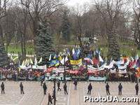 Представители "Нашей Украины", БЮТ, КПУ и СПУ под стенами Верховной Рады Украины проводят акцию протеста против принятия поданного правительством проекта госбюджета-2004 и в целом против политики Кабинета Министров В.Януковича