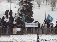 Около 200 представителей политических партий провели митинг возле здания Верховной Рады Украины, протестуя против внесенния изменений в Конституцию Украины